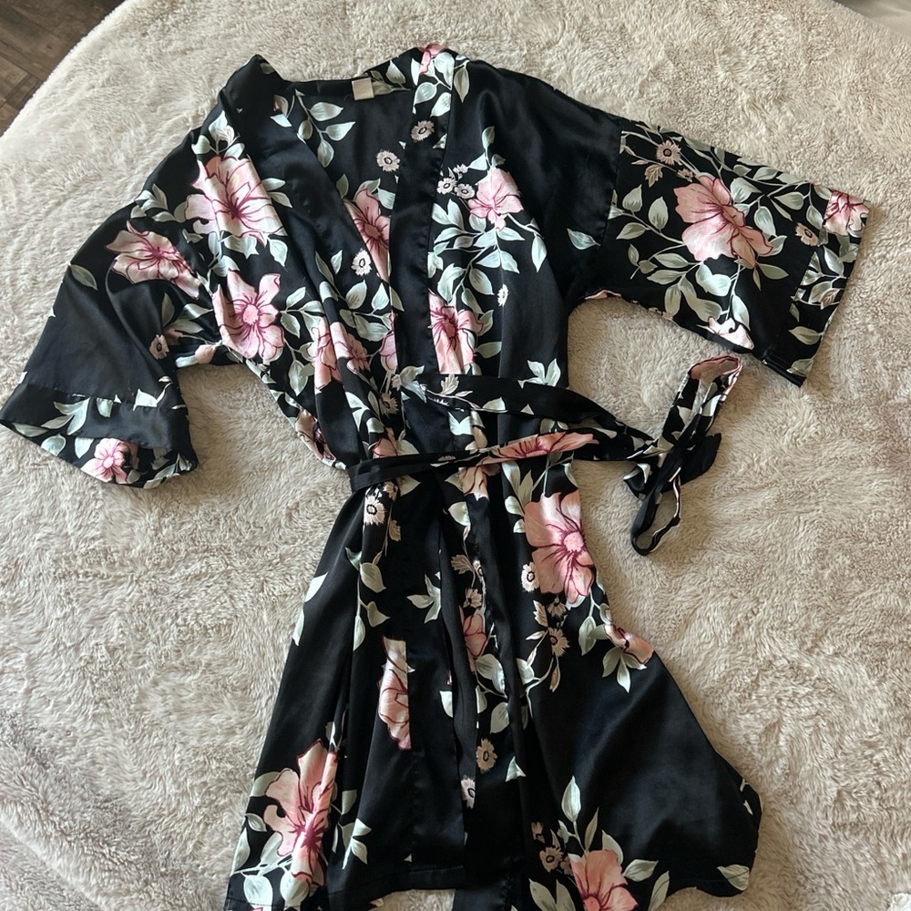 Chic Floral Satin Robe